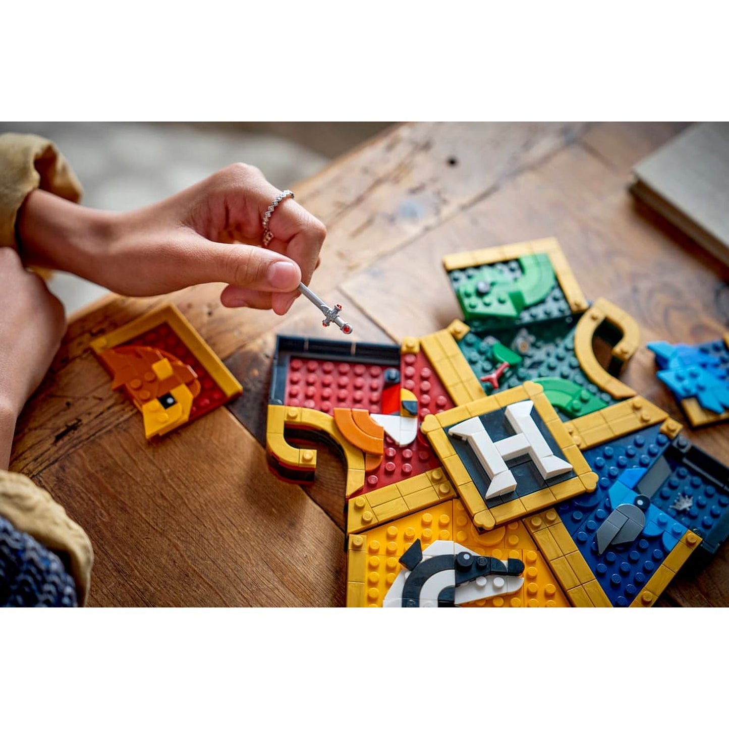 LEGO Hogwarts House Crest 76462