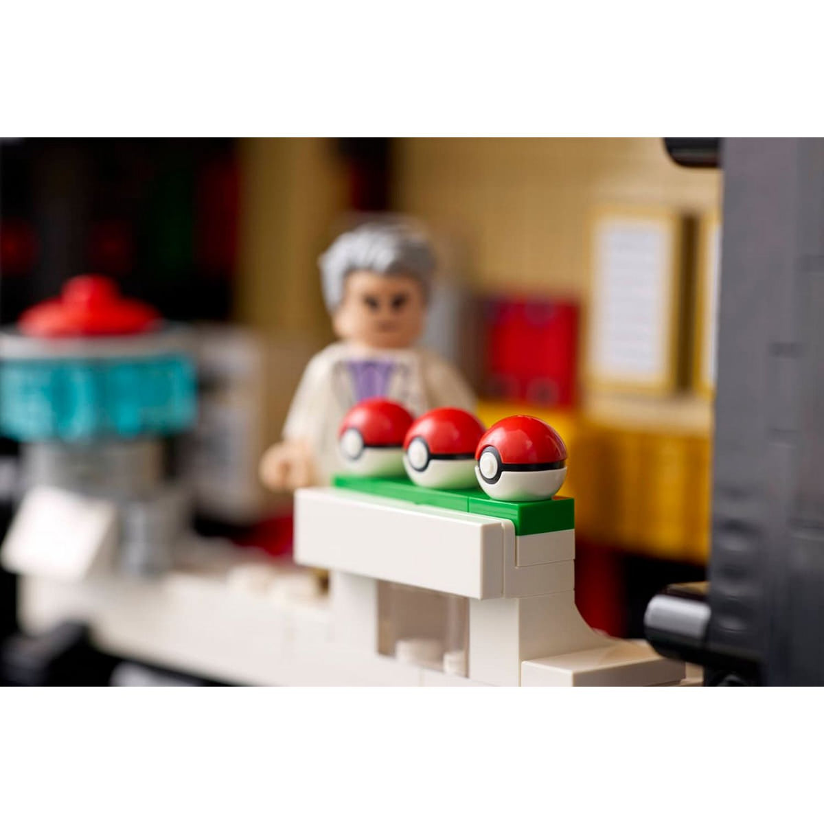LEGO Iconic Trainer Moments Poké Ball 72154
